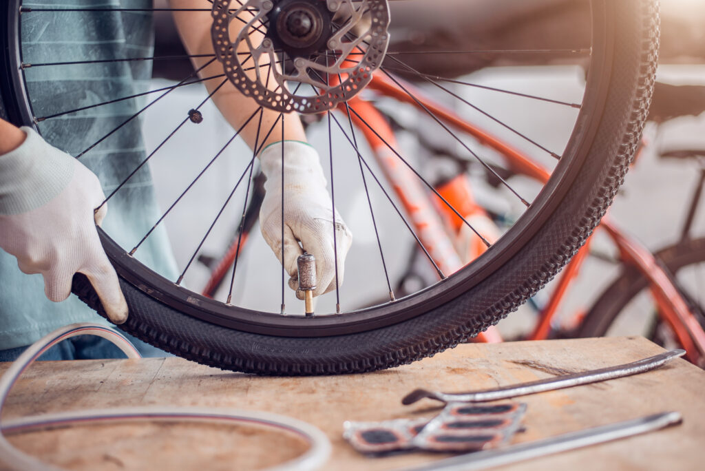 自転車タイヤ修理の画像